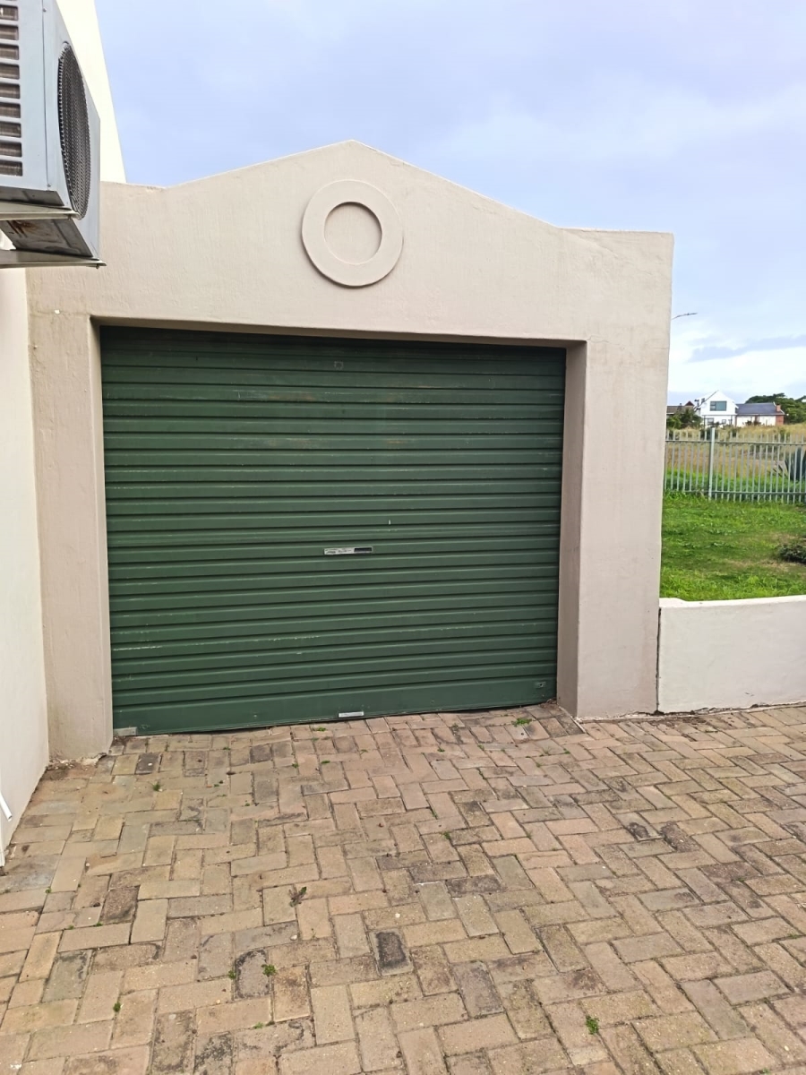 To Let 2 Bedroom Property for Rent in Wavecrest Eastern Cape